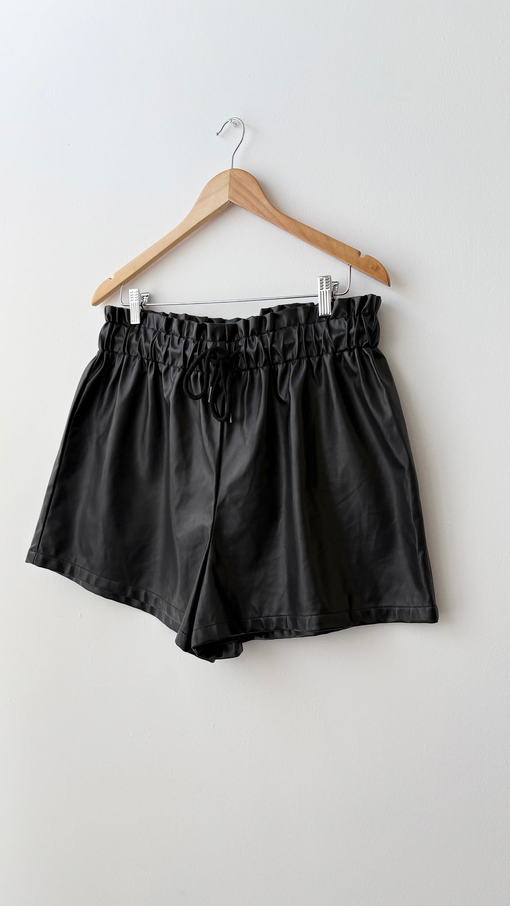 SHORT VINIPIEL